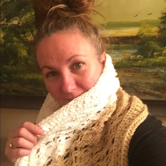 HANDMADE crocheted cowl - Picture 2 of 3